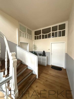 ZENTRAL UND RUHIG GELEGENE KERNSANIERTE WOHNUNG MIT ALTBAUFLAIR  IN HIST. VILLA INKLUS. PARKFLÄCHEN