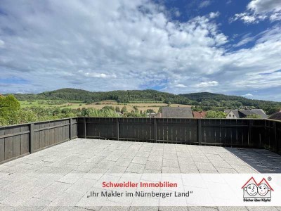Leben mit Panorama – Einfamilienhaus mit 
gut 800 m² Grundstück und zwei Garagen in Simmelsdorf