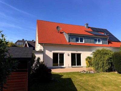 PROVISIONSFREI - Schöne Doppelhaushälfte mit einer Garage