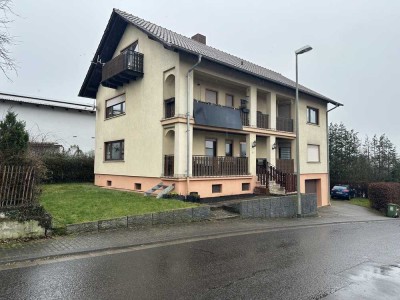 Ansprechende und vollst. renovierte 3-Zimmer-EG-Wohnung mit geh. Innenausstattung mit Balkon