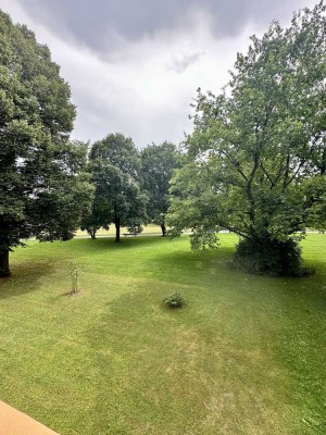Helle 3-Zimmerwohnung mit gehobener Innenausstattung und Parkblick (teilmöbliert)