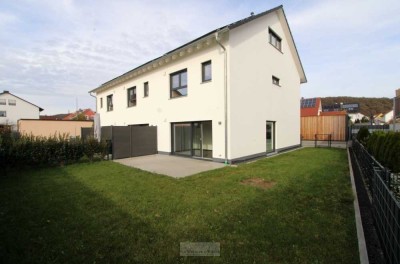 Familienfreundliches KfW-55-Reiheneckhaus in Tegernheim mit Photovoltaik und Einbauküche