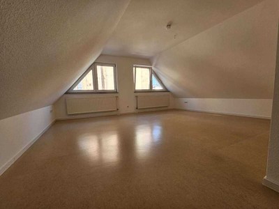 Frisch renovierte 2-Zimmer-Dachgeschosswohnung im Herzen von Friedberg – frei ab 01.09.2025