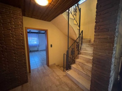 Ruhiges Doppelhaushälfte mit Kamin und Einbauküche.