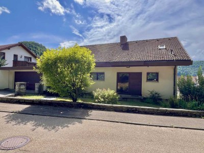 Großzügiges Einfamilienhaus mit Einliegerwohnung, Doppelgarage und schönem Garten