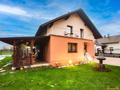 Attraktives Einfamilienhaus mit Terrasse, Balkon &amp; Pool in Altheim.