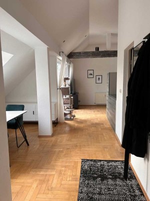 Schöne 2 Zimmer Dachgeschosswohnung mit Balkon, 2 Stellplätzen und EBK ab 15.03.2025