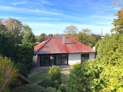 Individuell: Ansprechender Bungalow - vielseitiges Nebengebäude - Grundstück ca. 8.000 m²......