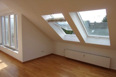 Ansprechende 1-Zimmer-DG-Wohnung mit Einbauküche in Leverkusen