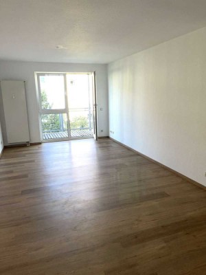Langzeit-Single-Mieter ohne Haustiere gesucht! Renovierte 2 Zi.-Whg. mit Balkon & TG-Stellplatz