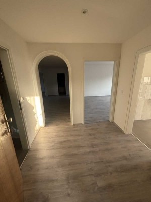 ren. 3,5-Raum-Wohnung mit zwei Balkonen und zwei Badezimmern auf ca. 101 m² zu vermieten