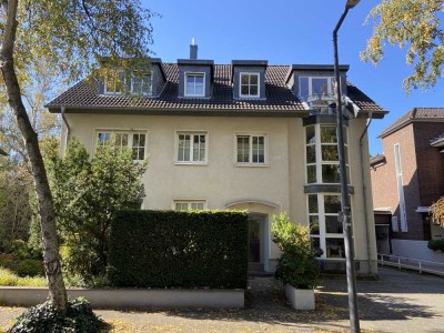 Gepflegte Wohnung mit zwei Zimmern und Balkon, 102 qm