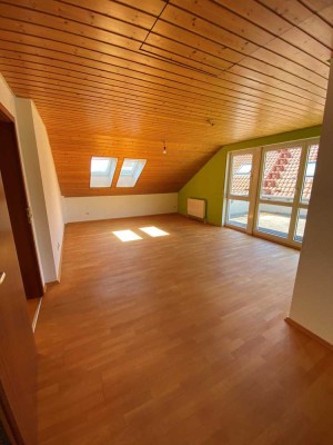 Traumhafte Dachgeschosswohnung in grüner Ortsrandlage