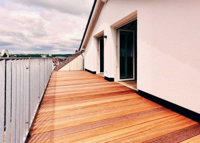 Oben: Neubau-Erstbezug im Dachgeschoss (mit Aufzug in die Wohnung)