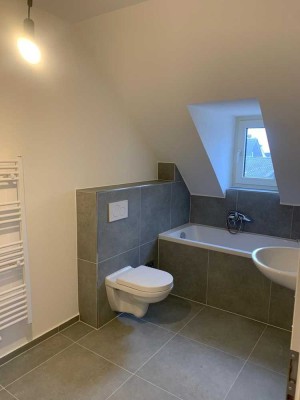 Modernes 2-Zimmer-Dachgeschoss - kernsaniert, lichtdurchflutet & im Herzen Bergen-Enkheims