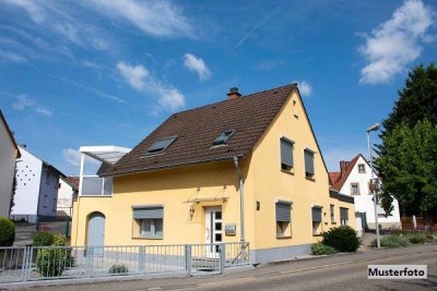 Einfamilienhaus mit Gartenhaus