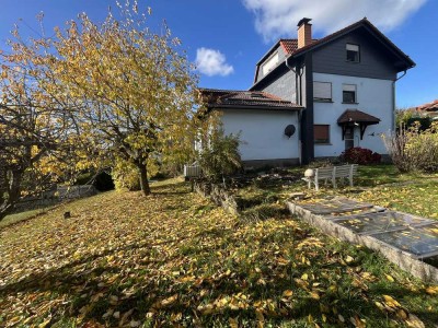 Sukzessive modernisiertes Zweifamilienhaus mit Gartenidylle, Nebengebäude (Halle) und Doppelgarage