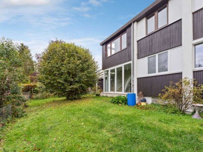 Leerstehend! Zweifamilienhaus mit 2 Garagen und großem Garten in ruhiger Lage von Gröbenzell