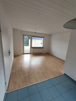 Freundliche 3-Zimmer-Hochparterre-Wohnung mit sehr schönem Blick. Einbauküche + Waschmaschine