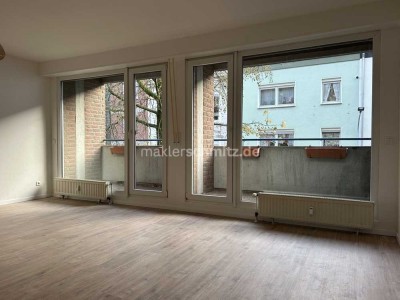 GERÄUMIGE 1-ZIMMER-ETAGENWOHNUNG MIT 2 BALKONEN NÄHE ZENTRUM