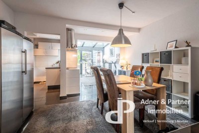 **EINZIEHEN UND WOHLFÜHLEN: MODERNISIERTES REIHENHAUS MIT WINTERGARTEN UND KAMIN**