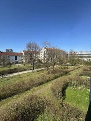 Helle - neu-renovierte 2-Zimmer Wohnung mit Einbauküche