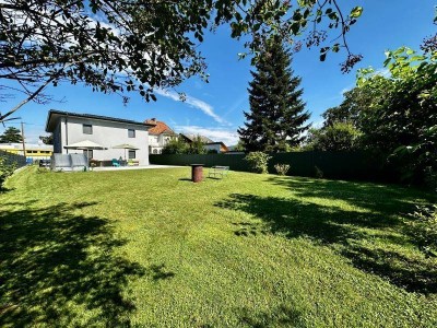 Neuwertiges Mehrgenerationen-Haus mit Pool und PV