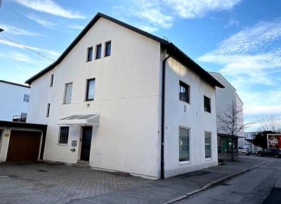 *Mitten im Zentrum*
Solides freistehendes Wohn- und Geschäftshaus mit Anbau, Garten und Garage