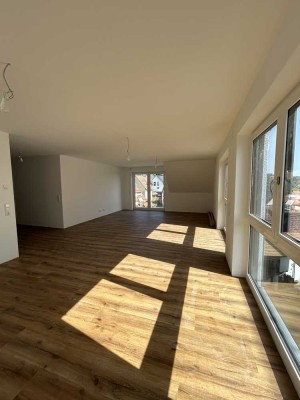Helle Neubauwohnung mit Balkon und EBK: 3,5 Zimmer mit gehobener Innenausstattung