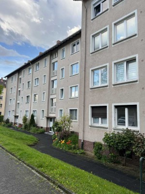 In Wiesbaden-Südost: Gepflegte Wohnung mit drei Zimmern und Balkon