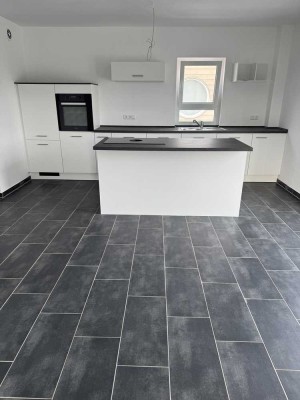 Traumhafte Neubau-Maisonette – Erstbezug, 3,5 Zimmer & gehoben. Carport, Küche, Fussbodenheizung usw
