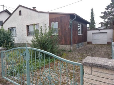 Bungalow mit Keller, Garage und PKW-Stellplätze