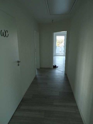 Helle 3-Zimmer Dachgeschosswohnung mit Balkon und Aufzug in Duisburg-Obermeiderich