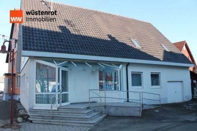 Modernisiertes Zweifamilienhaus im Ortskern von Heinstetten