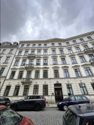 5- Zimmer Wohnung mit Altbau-Charme mit Balkon & Aufzug
