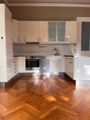 Großzügige, edle 3 Zimmer Wohnung in wunderbarer Altbauvilla