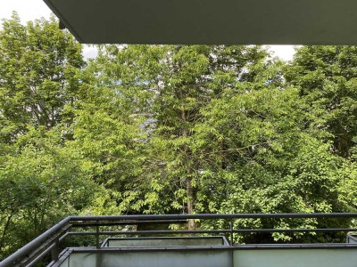 Familienfreundliche 3,5  Wohnung mit Einbauküche in beste Lage in Moosach