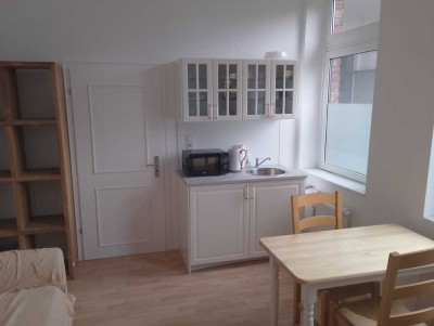 Landhausstil + renoviert: Möblierte, helle, sehr ruhige 2 Zi-Altbauwohnung