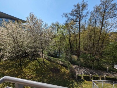 Barrierefreie, ruhige 3-Zimmer-Wohnung mit Südbalkon, Einbauküche und Blick auf den Aurach-Park