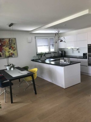 Exklusive, neuwertige 5-Zimmer-Wohnung mit Balkon und Einbauküche in Schönaich