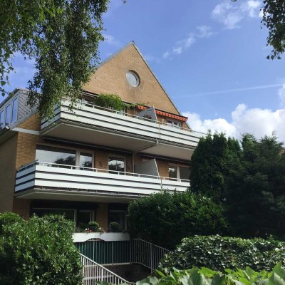 Exklusive, vollst. renovierte 2-Zimmer-Wohnung mit geh. Innenausstattung mit Balkon und EBK