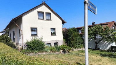 Charmantes Einfamilienhaus auf großzügigem Grundstück inkl.2 Garagen.  (Provisionsfrei)