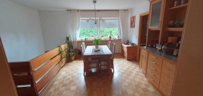 Freundliche und vollst. renovierte 3-Zimmer-Terrassenwohnung mit geh. Innenausstattung