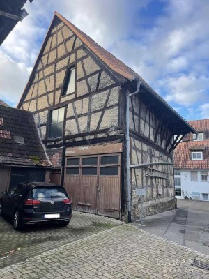 * Sehr interessant mit vielen Möglichkeiten * Zentrales Stadthaus mit Scheune und Garage *