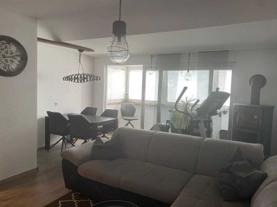Charmante 3-Zimmer-Wohnung mit Kamin, sonniger Loggia und Einbauküche