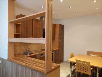 Tolle 4-Zimmer Altbauwohnung (Erdgeschoß) - teilmöbliert und in bester Lage!
