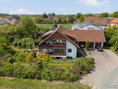 Attraktives Zweifamilienhaus mit idyllischem Garten mit Schwimmteich