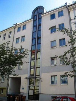 Schöne 2 Zi-Wohnung mit Balkon, Einbauküche und Wannenbad im Charlottenviertel