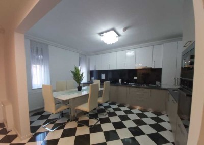 Geschmackvolle, modernisierte 2-Zimmer-Wohnung mit luxuriöser Innenausstattung mit EBK in Bühl