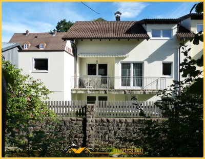 Lichtdurchflutete Haushälfte mit Balkon, Terrasse und kleinem Garten in zentraler Lage von Durach